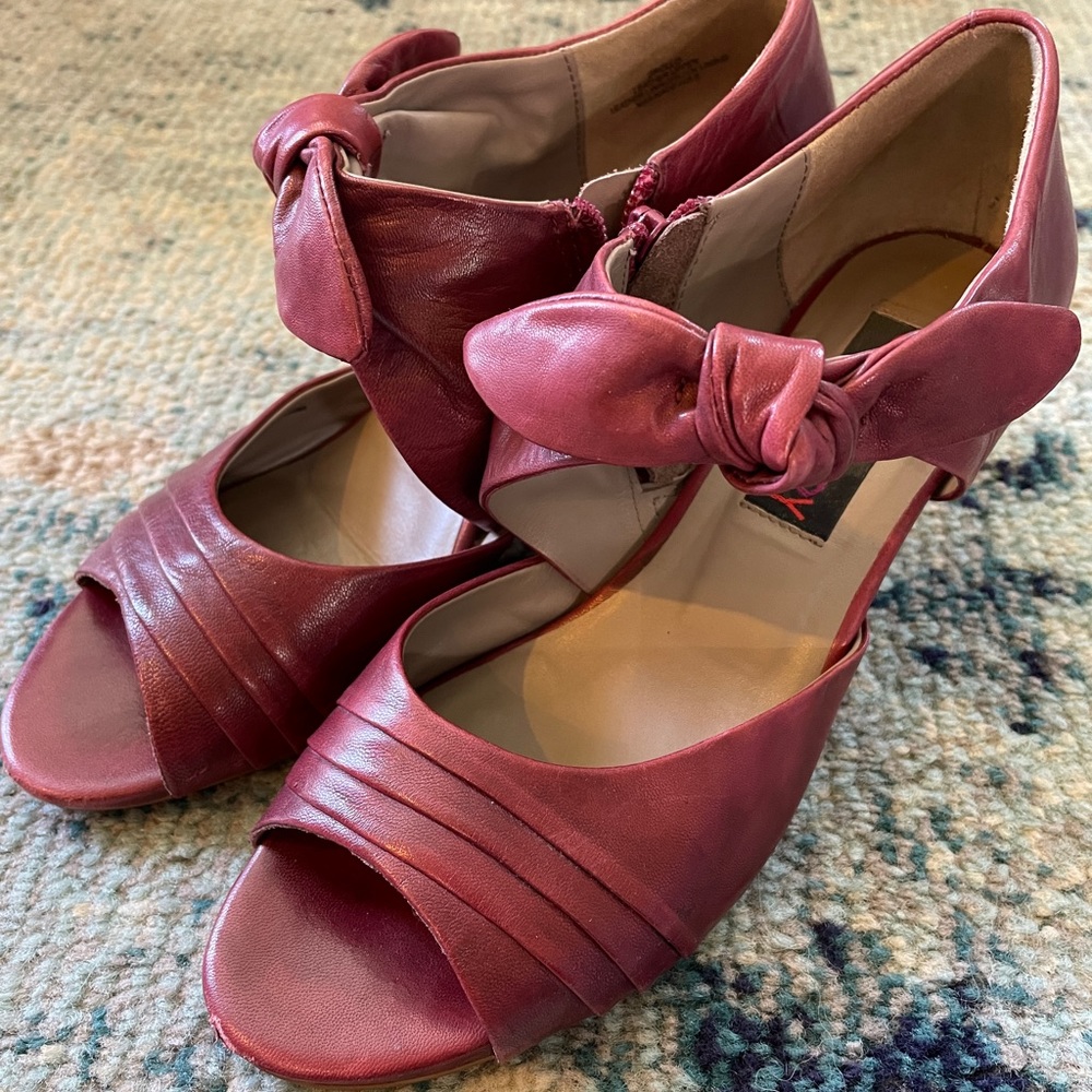 Everybody by BZ Moda Vintage burgundy peep toe heels - Size 38 (US 7-8)